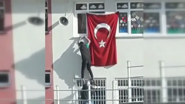 Katlanan bayrağı düzeltmek içi kedilerini tehlikeye attılar