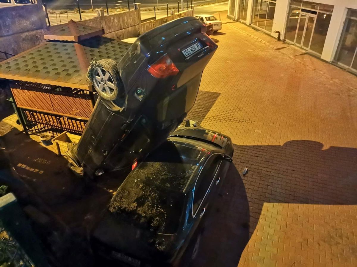 Hayrete düşüren kaza! Otoparka düşen otomobil dik durdu
