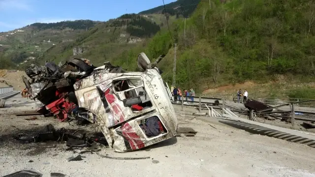 Son dakika haber | Freni patlayan vinç yüklü tırın parçaları yola saçıldı: Ortalık savaş alanına döndü