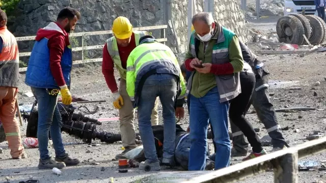 Son dakika haber | Freni patlayan vinç yüklü tırın parçaları yola saçıldı: Ortalık savaş alanına döndü