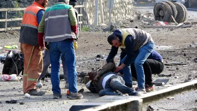 Son dakika haber | Freni patlayan vinç yüklü tırın parçaları yola saçıldı: Ortalık savaş alanına döndü
