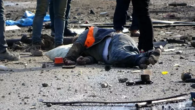 Son dakika haber | Freni patlayan vinç yüklü tırın parçaları yola saçıldı: Ortalık savaş alanına döndü