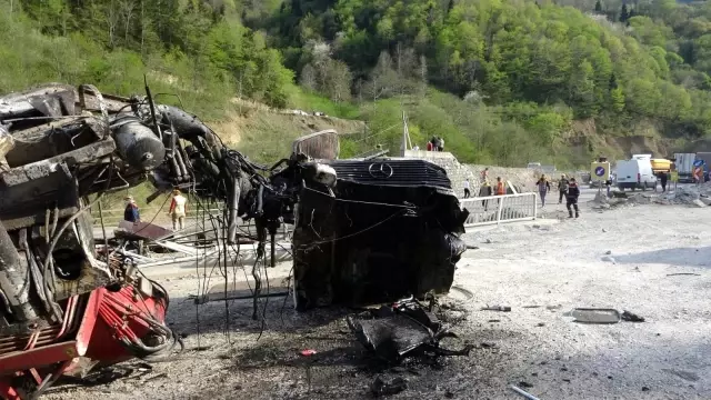 Son dakika haber | Freni patlayan vinç yüklü tırın parçaları yola saçıldı: Ortalık savaş alanına döndü