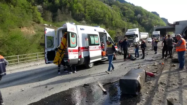 Son dakika haber | Freni patlayan vinç yüklü tırın parçaları yola saçıldı: Ortalık savaş alanına döndü