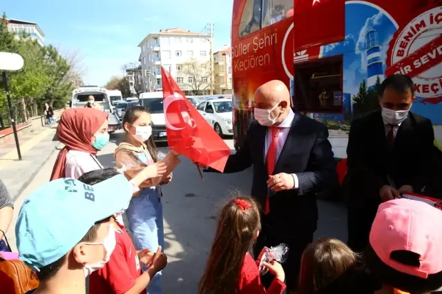Keçiören'de üstü açık otobüsle 23 Nisan coşkusu Keçiören'de üstü açık otobüsle 23 Nisan coşkusu