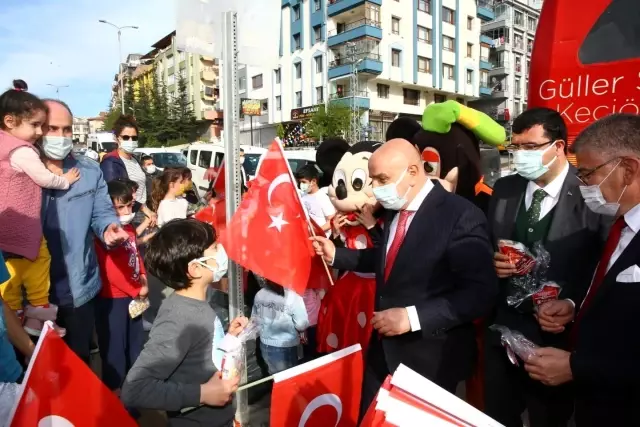 Keçiören'de üstü açık otobüsle 23 Nisan coşkusu Keçiören'de üstü açık otobüsle 23 Nisan coşkusu