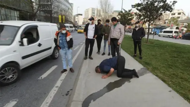 Saldırıya uğrayan kadın, kendisine çivili sopayla vurmaya çalışan adamı öldürmekten beter etti Saldırıya uğrayan kadın, kendisine çivili sopayla vurmaya çalışan adamı öldürmekten beter etti