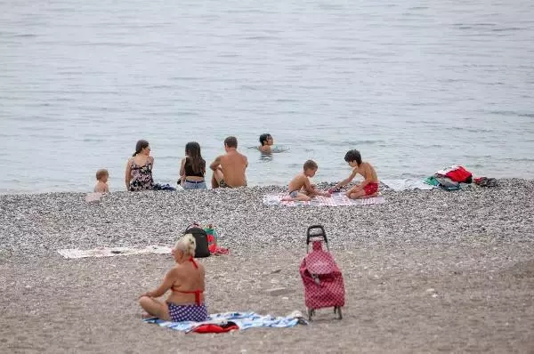 Kısıtlamadan muaf turistler, Konyaaltı Sahili'nde Kısıtlamadan muaf turistler, Konyaaltı Sahili'nde