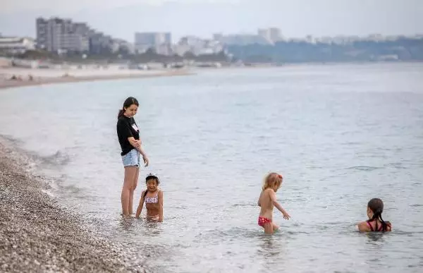 Kısıtlamadan muaf turistler, Konyaaltı Sahili'nde Kısıtlamadan muaf turistler, Konyaaltı Sahili'nde