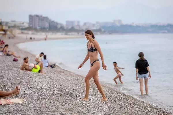Kısıtlamadan muaf turistler, Konyaaltı Sahili'nde Kısıtlamadan muaf turistler, Konyaaltı Sahili'nde