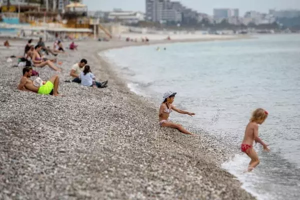 Kısıtlamadan muaf turistler, Konyaaltı Sahili'nde Kısıtlamadan muaf turistler, Konyaaltı Sahili'nde