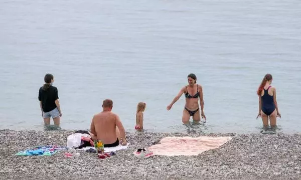 Kısıtlamadan muaf turistler, Konyaaltı Sahili'nde Kısıtlamadan muaf turistler, Konyaaltı Sahili'nde