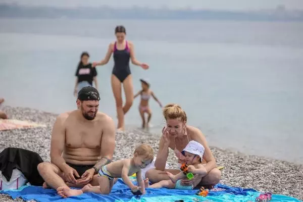 Kısıtlamadan muaf turistler, Konyaaltı Sahili'nde Kısıtlamadan muaf turistler, Konyaaltı Sahili'nde