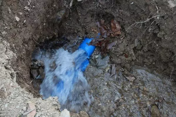 Köyün su borusunu kırıp, ağaca 'Ders olsun' yazmışlar Köyün su borusunu kırıp, ağaca 'Ders olsun' yazmışlar
