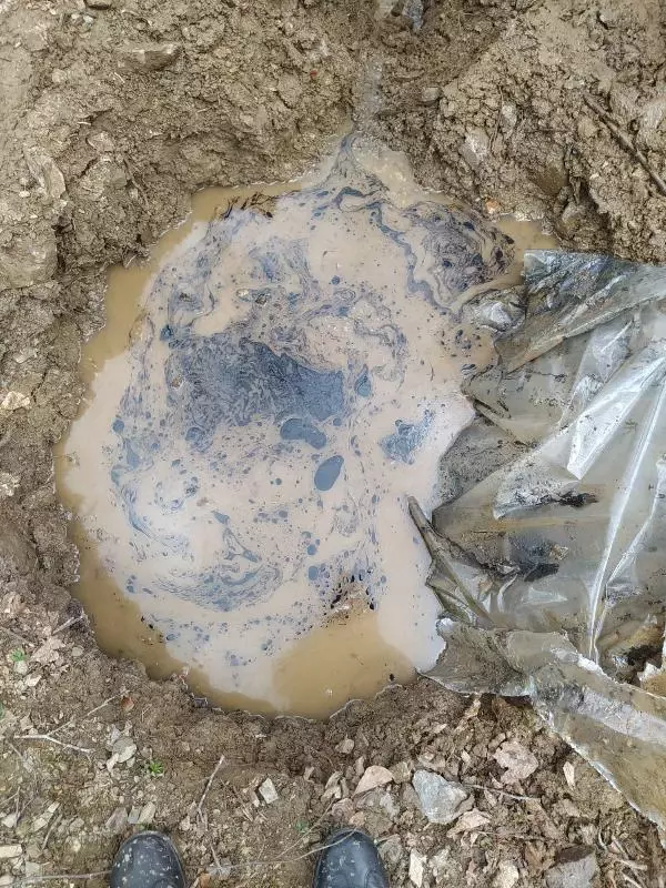 Köyün su borusunu kırıp, ağaca 'Ders olsun' yazmışlar Köyün su borusunu kırıp, ağaca 'Ders olsun' yazmışlar