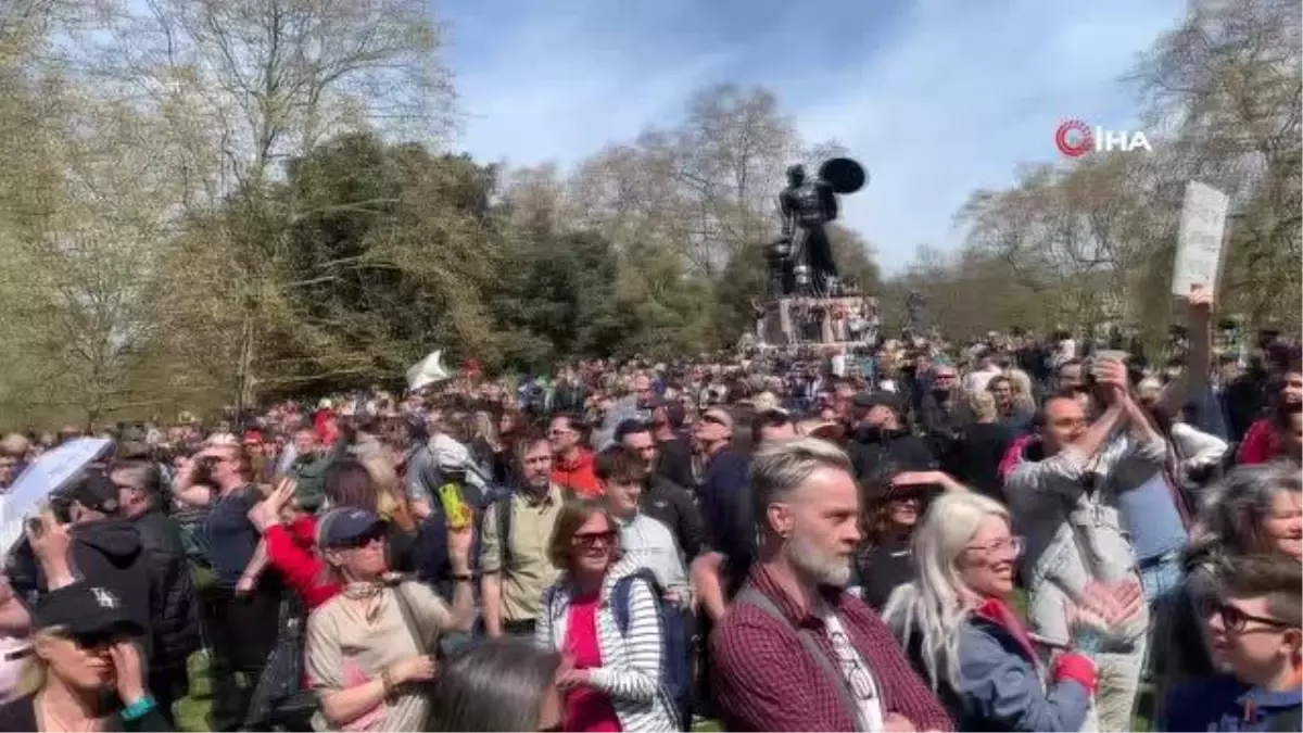 Londra'da aşı pasaportu protesto edildi