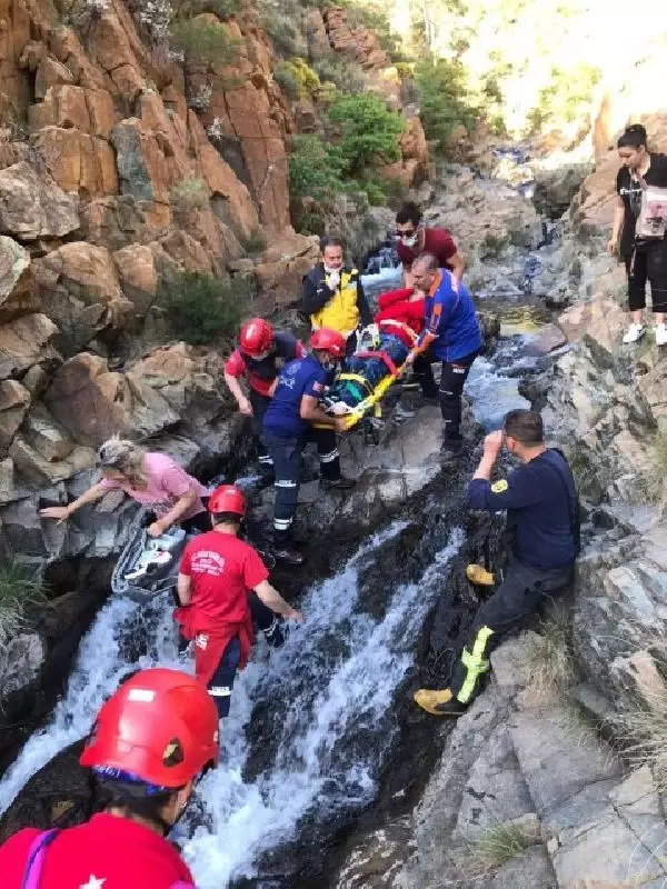 Marmaris'te doğa yürüyüşünde yaralanan kadın kurtarıldı Marmaris'te doğa yürüyüşünde yaralanan kadın kurtarıldı