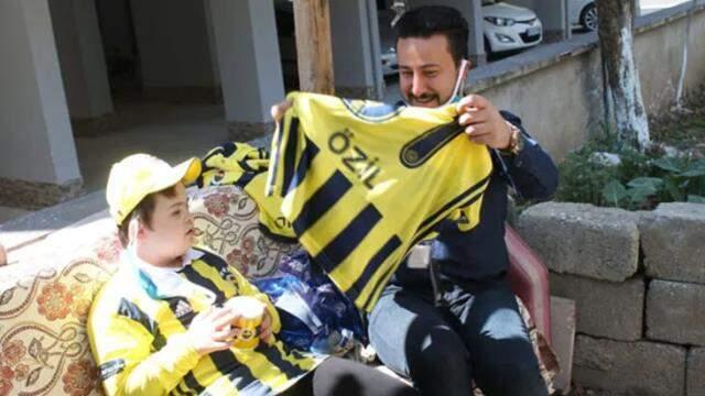 Mesut Özil sent his signature shirt and gifts to 10-year-old Efe with down syndrome, who lives in Amasya. Mesut Özil sent his signature shirt and gifts to 10-year-old Efe with down syndrome, who lives in Amasya.