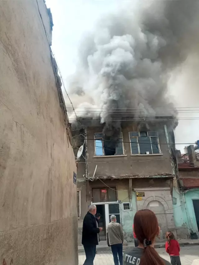 Mülteci ailenin evi alevlere böyle teslim oldu Mülteci ailenin evi alevlere böyle teslim oldu