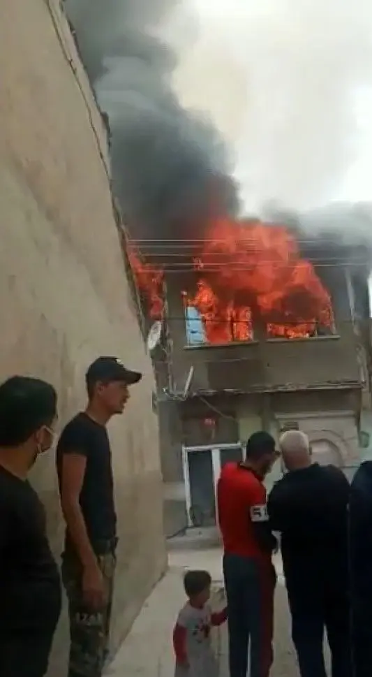 Mülteci ailenin evi alevlere böyle teslim oldu Mülteci ailenin evi alevlere böyle teslim oldu