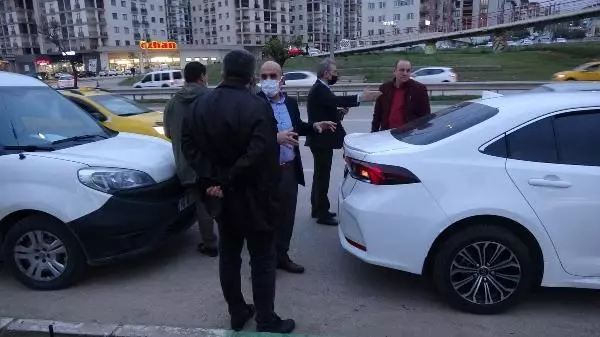 Otomobilin lastiğini patlatıp çaldıkları 1 milyon 600 bin lirayı, Kolombiya'ya kaçırmışlar Otomobilin lastiğini patlatıp çaldıkları 1 milyon 600 bin lirayı, Kolombiya'ya kaçırmışlar