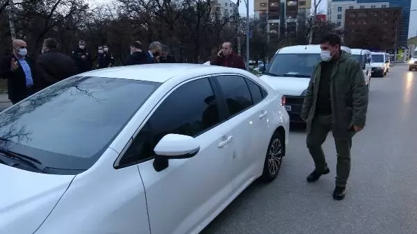 Otomobilin lastiğini patlatıp çaldıkları 1 milyon 600 bin lirayı, Kolombiya'ya kaçırmışlar Otomobilin lastiğini patlatıp çaldıkları 1 milyon 600 bin lirayı, Kolombiya'ya kaçırmışlar