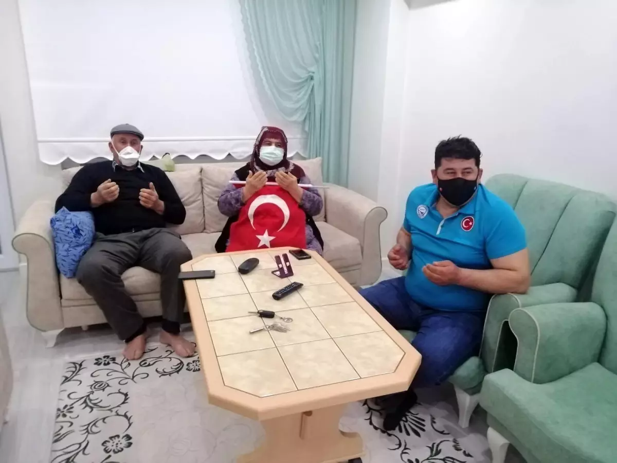 Rıza Kayaalp'in baba evinde şampiyonluk sevinci