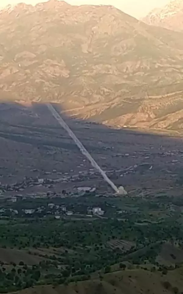 Son dakika haberleri! SINIRDA KONUŞLU OBÜSLERLE TERÖR HEDEFLERİ ATEŞ ALTINA ALINDI