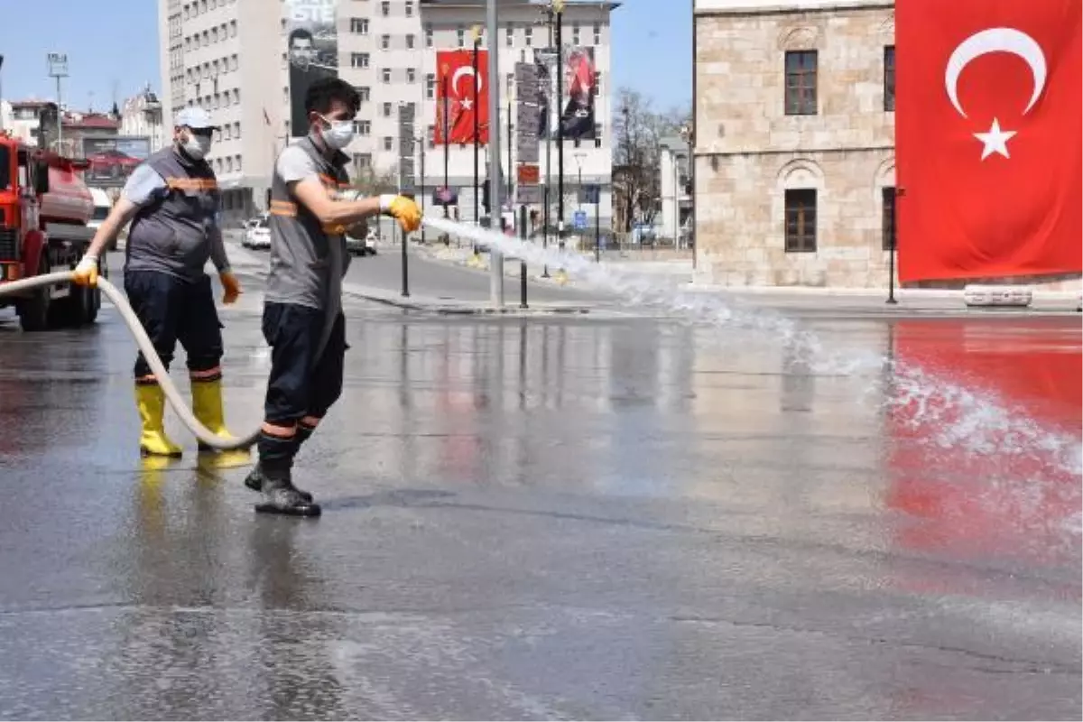 Sivas Belediyesi, kısıtlamada cadde ve sokaklarda temizlik yaptı