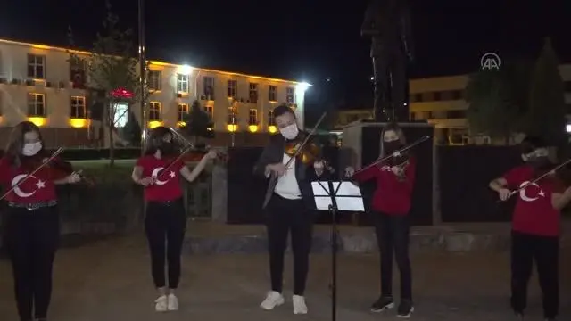 Taşova'da öğrenciler, 23 Nisan'ı İstiklal Marşı'nı kemanla çalarak kutladı Taşova'da öğrenciler, 23 Nisan'ı İstiklal Marşı'nı kemanla çalarak kutladı