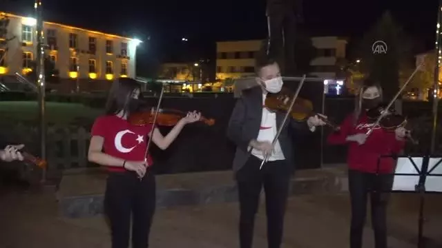 Taşova'da öğrenciler, 23 Nisan'ı İstiklal Marşı'nı kemanla çalarak kutladı Taşova'da öğrenciler, 23 Nisan'ı İstiklal Marşı'nı kemanla çalarak kutladı