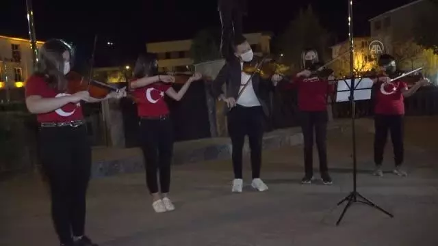 Taşova'da öğrenciler, 23 Nisan'ı İstiklal Marşı'nı kemanla çalarak kutladı Taşova'da öğrenciler, 23 Nisan'ı İstiklal Marşı'nı kemanla çalarak kutladı