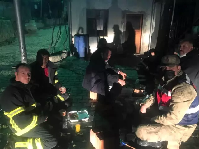 2 katlı ev alevlere teslim oldu 2 katlı ev alevlere teslim oldu