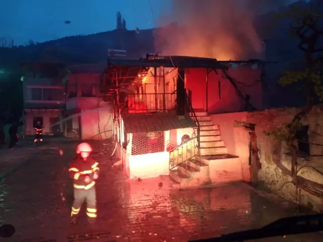 2 katlı ev alevlere teslim oldu 2 katlı ev alevlere teslim oldu