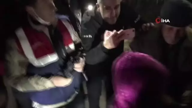 3 yaşındaki kayıp çocuk taşların arasında oturur vaziyette bulundu 3 yaşındaki kayıp çocuk taşların arasında oturur vaziyette bulundu