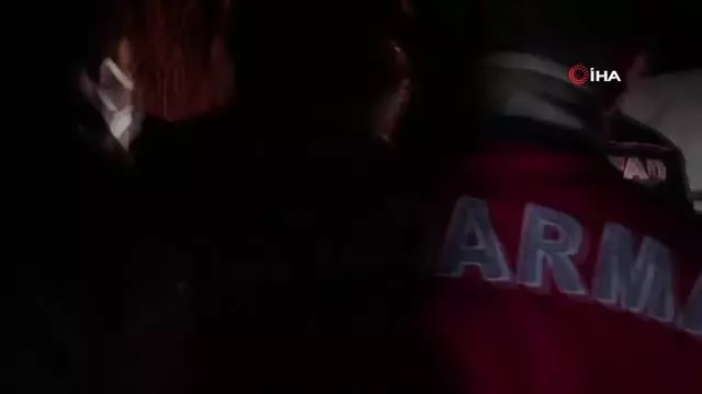 3 yaşındaki kayıp çocuk taşların arasında oturur vaziyette bulundu 3 yaşındaki kayıp çocuk taşların arasında oturur vaziyette bulundu