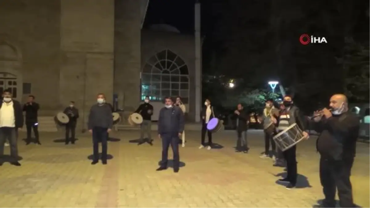 32 davulcu ve zurnacı, cami önünde toplandıktan sonra kentin dört bir yanına dağılıyor
