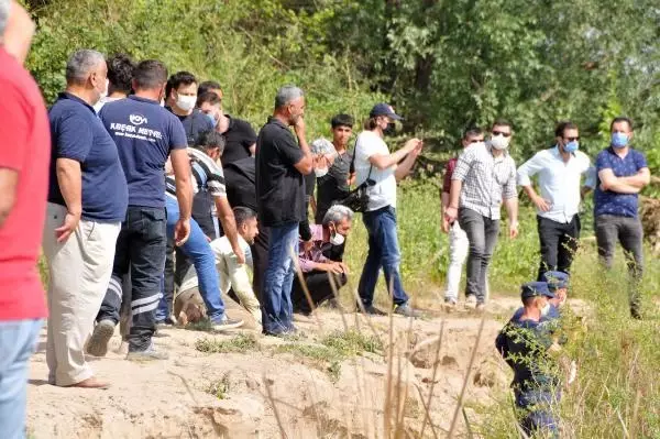 19 YAŞINDAKİ ADNAN, YÜZMEK İÇİN GİRDİĞİ ÇAYDA BOĞULDU 19 YAŞINDAKİ ADNAN, YÜZMEK İÇİN GİRDİĞİ ÇAYDA BOĞULDU