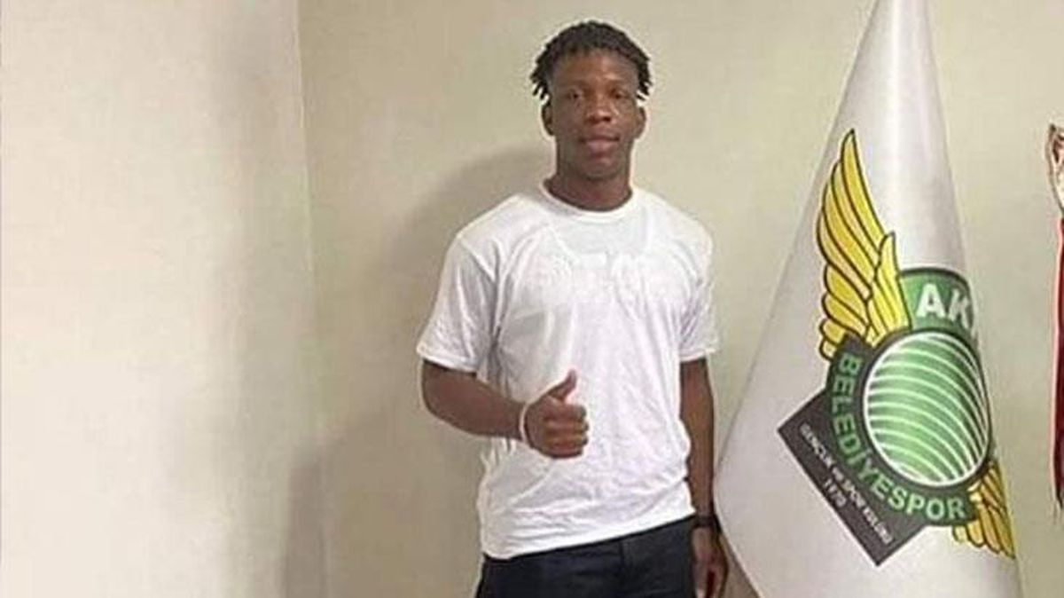 Akhisar, sahte futbolcu transfer ettikleri iddialarına, 'Yalan! Oyuncu siyahi diye 'Saatçi' diyen ırkçılara karşı bir olmalıyız' yanıtını verdi