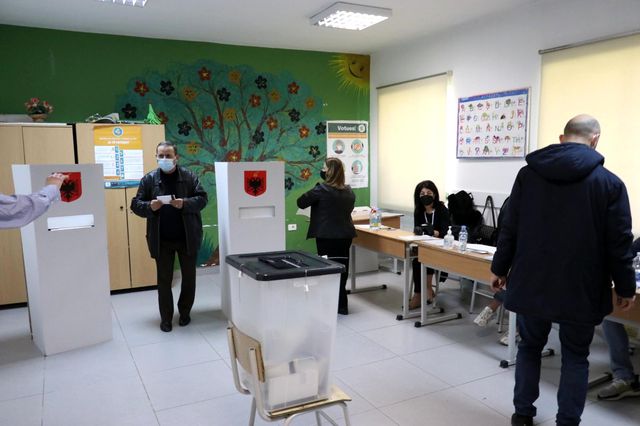 arnavutluk ta halk genel secimler icin sandik 14089118 o