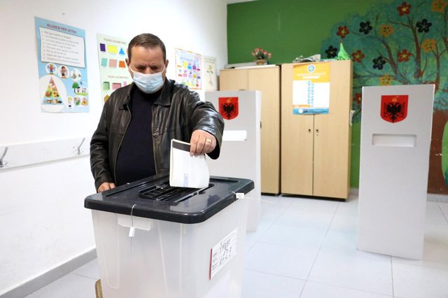 arnavutluk ta halk genel secimler icin sandik 2 14089118 o