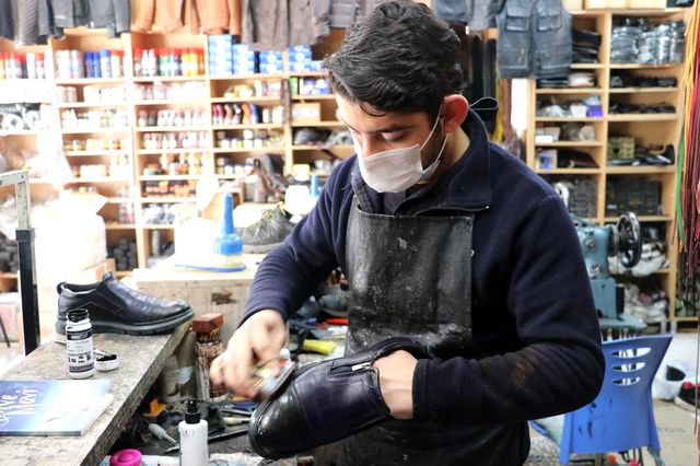 ayakkabi tamiri yaparken iki siir kitabi yazd 3 14089121 o