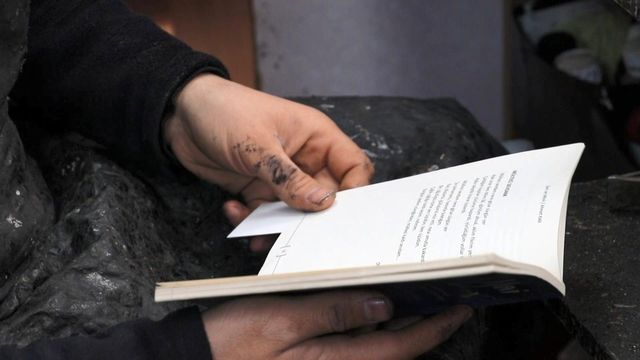 ayakkabi tamiri yaparken iki siir kitabi yazd 6 14089121 o