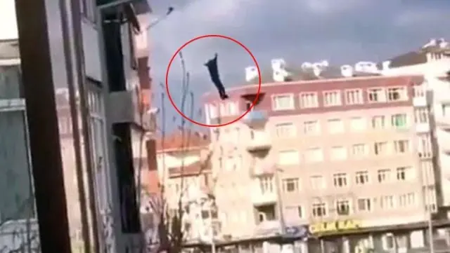 5 katlı binadan atlayan şahsın görüntüleri anbean kameraya yansıdı 5 katlı binadan atlayan şahsın görüntüleri anbean kameraya yansıdı