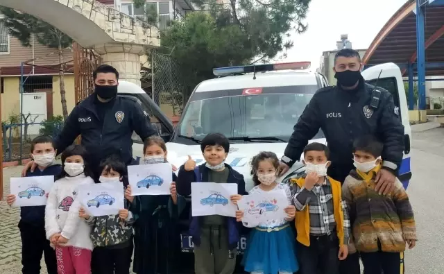 Çocuklar polis aracının önünü keserek sevgilerini gösterdi Çocuklar polis aracının önünü keserek sevgilerini gösterdi