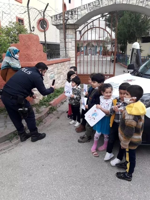Çocuklar polis aracının önünü keserek sevgilerini gösterdi Çocuklar polis aracının önünü keserek sevgilerini gösterdi