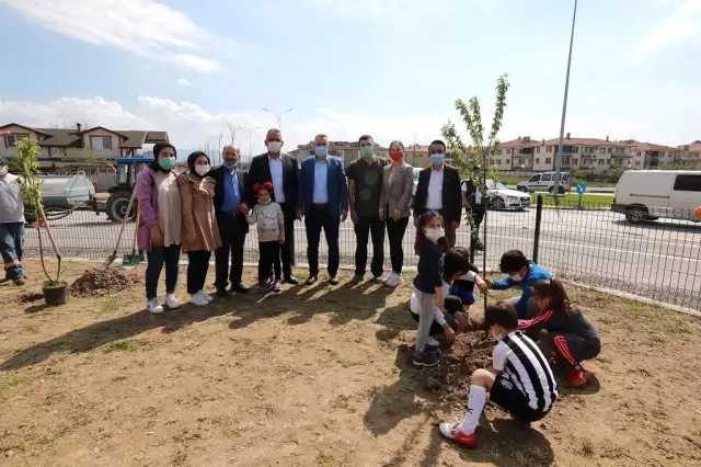 Çocukluk anıları meyve fidanlarında yaşatılıyor
