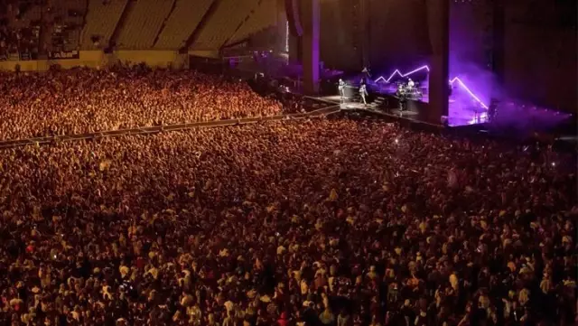 Dünya kapanmayı tartışırken bir ülke işi bitirdi bile! 50 bin kişi yan yana konser izledi Dünya kapanmayı tartışırken bir ülke işi bitirdi bile! 50 bin kişi yan yana konser izledi