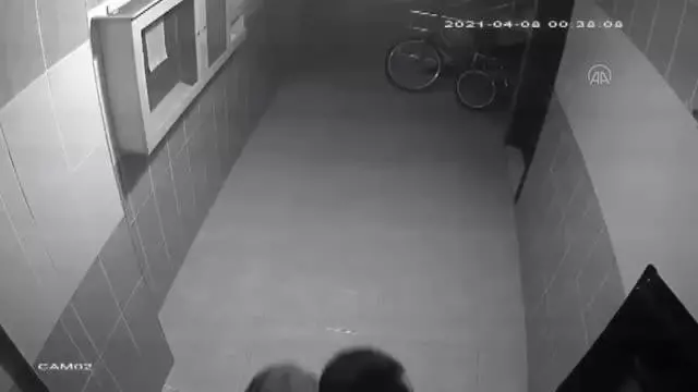 Evden kömür sobası hırsızlığı güvenlik kamerasına yansıdı Evden kömür sobası hırsızlığı güvenlik kamerasına yansıdı