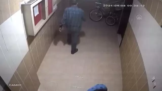 Evden kömür sobası hırsızlığı güvenlik kamerasına yansıdı Evden kömür sobası hırsızlığı güvenlik kamerasına yansıdı